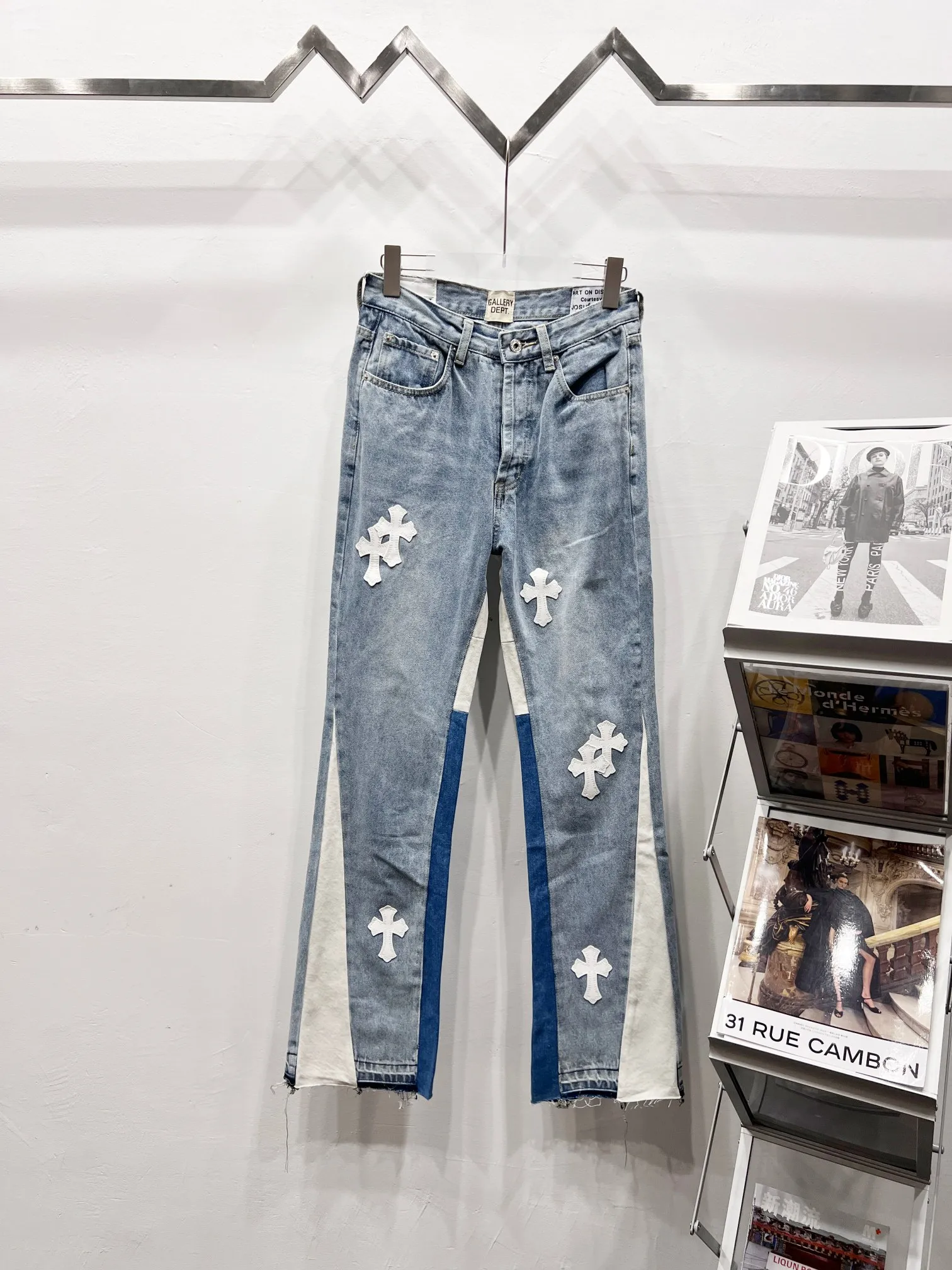 P250 Style No.: (c058) GALLERY DEPT & Chrome Hearts Jointed Cross Loose Washed Flared Jeans True to Restore the Ultimate Vintage Texture Original Hardware Accessories Washed and Elevator Cards, QR Code Analysis Are All Procured from the Original Factory, High Restoration Degree, You Are Welcome to Compare Any Products ~ Three-dimensional Version Loose and Comfortable without Picking Your Figure Appearing Tall and Slim Manufacturer Seiko Original Factory Quality Control Same Style for Men and Women Can Be Matched for Couples Versatile Recommendations Jeans that are a must-have for all seasons. Trendy people have been disappointed. From the quality selection of fabrics, the tailoring of details, and the matching of patterns, they are all impeccable! The upper body is so handsome when worn...it can be easily worn by men, women and children! The craftsmanship uses heavy-duty washed pure cotton denim fabric. After washing, it is soft and thick. It is very stylish when worn on the body. Size: 28, 30, 32, 34, 36 (S-XXL) Color: Stitching